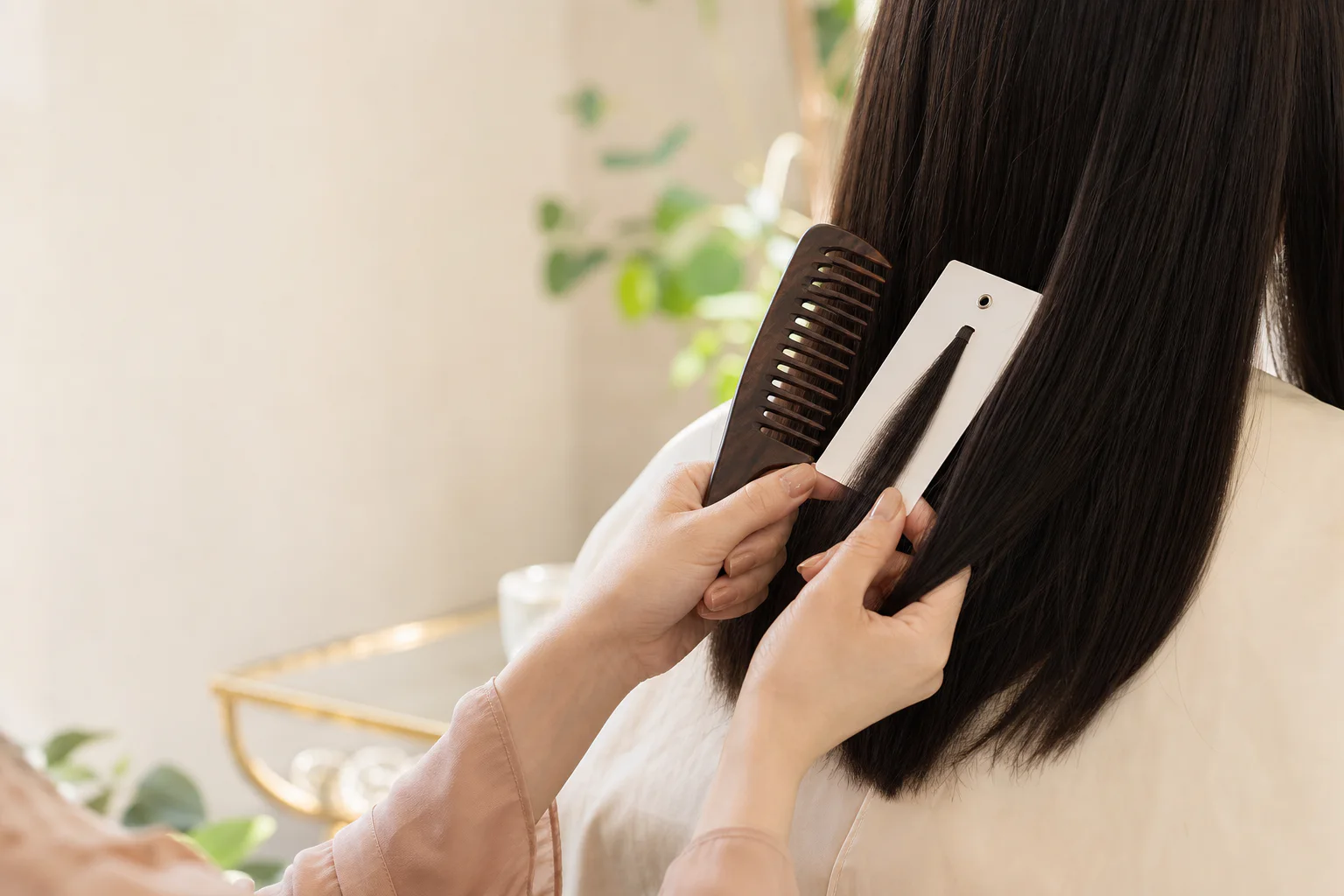 サロンで髪の色や仕上がりについて相談する様子
